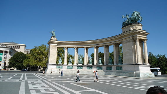 budapest, quadrat, central1, arquitectura, escultura, estàtua, cel, estructura construïda, ciutat, destinacions de viatge, cel clar, viatjar, naturalesa, art i artesania, exterior de l'edifici, turisme, grup de persones, representació, dia, assolellat, columna arquitectònica, representació humana, a l'aire lliure, 1080P, CC0, domini públic, lliure de regalies