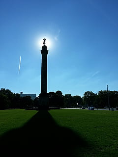 ombra, estàtua, pilar, obra d'art, silueta, monument, escultura, cel, planta, herba, arquitectura, destinacions de viatge, naturalesa, arbre, estructura construïda, cap gent, llum solar, torre, viatjar, exterior de l'edifici, blau, el passat, història, terra, dia, turisme, camp, a l'aire lliure, columna arquitectònica, 2K, CC0, domini públic, lliure de regalies