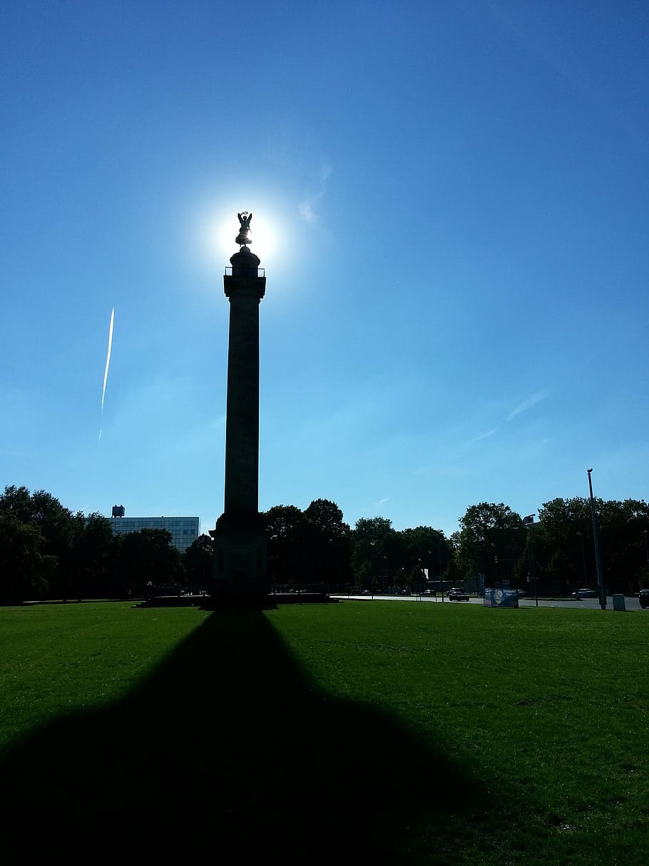 ombra, estàtua, pilar, obra d'art, silueta, monument, escultura, cel, planta, herba, arquitectura, destinacions de viatge, naturalesa, arbre, estructura construïda, cap gent, llum solar, torre, viatjar, exterior de l'edifici, blau, el passat, història, terra, dia, turisme, camp, a l'aire lliure, columna arquitectònica, 2K