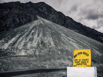 Indien, Straße, Schild, Botschaft, Nubra, ladakh, Transport, Stimmung, Leben, Sinn, Morgenstunde, auf dem Weg, Landschaft, Kommunikation, Text, westliche Schrift, Zeichen, Berg, Warnschild, wolke - himmel, Natur, Tag, Nicht-städtische Szene, Gebirge, Szenen - Natur, Himmel, Schönheit in der Natur, keine Leute, Straßenschild, Information, draußen, schneebedeckter Berg, Formation, 4K, CC0, gemeinfrei, lizenzfrei