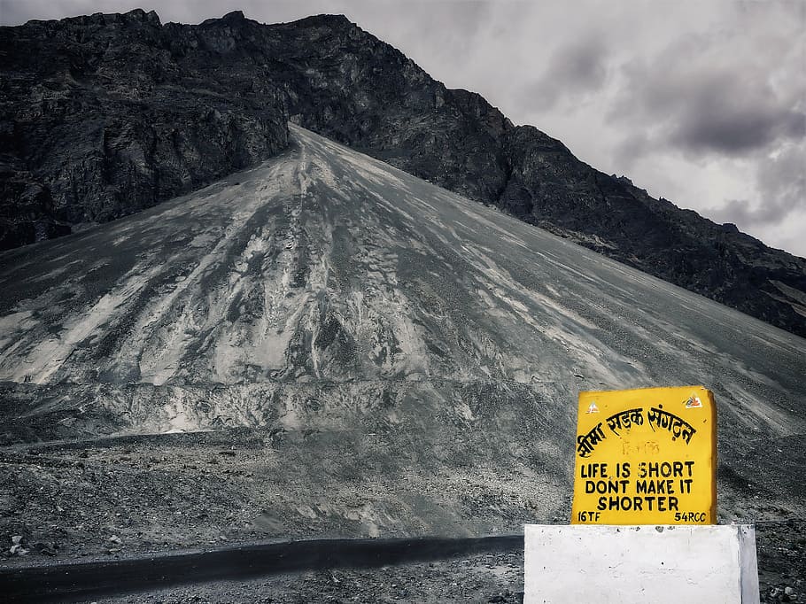 Índia, carretera, escut, missatge, Nubra, ladakh, transport, humor, en viu, ambaixada, sentit, hora del matí, sobre la marxa, paisatge, comunicació, text, guió occidental, signe, muntanya, senyal d'advertència, núvol - cel, naturalesa, dia, escena no urbana, Serra, escenics - natura, cel, bellesa a la natura, cap gent, senyal de trànsit, informació, a l'aire lliure, muntanya nevada, formació, 4K