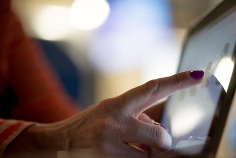 selektiv, fokus fotografie, Person, zeigen, Tablet, Person Touch Monjiot, rot, Maniküre, berühren, Finger, Bildschirm, Tablette, Hand, Technologie, Menschen, menschliche Hand, Internet, Computer, kabellose Technologie, eine Person, Erwachsene, Geschäft, Laptop, Nahansicht, Männer, drinnen, halten, kaukasischer Abstammung, selektiver Fokus, Arbeiten, Tippen, Lebensstile, Frau, Berührungsempfindlicher Bildschirm, menschliches Körperteil, nur für Erwachsene, Fokus auf den Vordergrund, menschlicher Finger, Verbindung, echte Menschen, Körperteil, Kommunikation, 5K, CC0, gemeinfrei, lizenzfrei