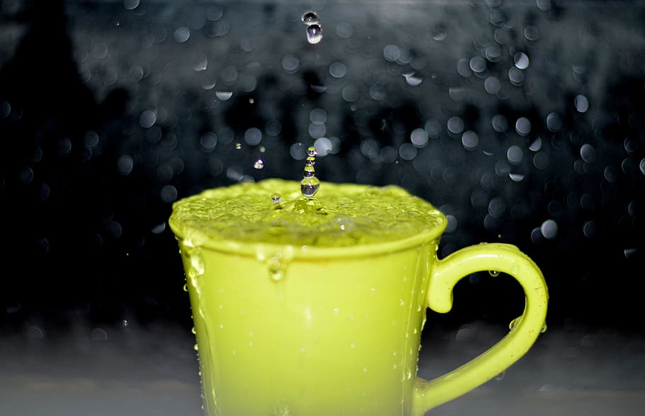 gul, keramisk, krus, vanddråber, tidsforløb fotografering, drik, bokeh, boble, tæt på, farve, fedt nok, kop, drikke, dråbe, dråber, fuld, væske, motion blur, forfriskning, spilde, plaske, tidsforskydning, vand, våd, mad og drikke, friskhed, sprøjt, bevægelse, grøn farve, ingen mennesker, husholdningsudstyr, fokus på forgrunden, indendørs, mad, glas, regn, sort baggrund, regndråbe, 5K