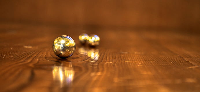 ball, lys, bord, kopling, maskin, lys, bord, bakgrunn, nærbilde, skinnende, makro, gullfarget, refleksjon, ingen folk, selektiv fokusering, innendørs, tre - materiale, rikdom, luksus, tre, klinkekuler, sfære, kopiere plass, smykker, eleganse, mote, tregulv, gulv, enkelhet, utsmykkede, trekorn, overflatenivå, 4K, CC0, offentlig domene, opphavsrett gratis