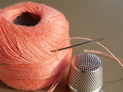 sølv thimble, ved siden af, orange, tråd, nål, sytråd, fingerbøl, sy, håndarbejde, lappe, ting og sager, garn, reparation, nähutensilien, trådspole, spolen, nålens øje, clothcraft, tæt, syningssæt, rolle, rulle, spole, farverig, oprullet, schneider, materiale, materialer, dygtighed, tæt på, farvet baggrund, studio skud, indendørs, ingen mennesker, dag, kreativitet, menneskelig kropsdel, kunstkultur og underholdning, nøjagtighed, Kunst og håndværk, mennesker, metal, studie, kropsdel, fokus på forgrunden, ekstrem nærbillede, bedrift, koncentration, 5K, CC0, offentligt domæne, royaltyfrie