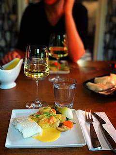 pesce, cena, Limone, stuoia, piatto, colori, tavolo, bene, Affamato, fest, cibo e bevande, cibo, bere, bicchiere, rinfresco, freschezza, attrezzature domestiche, attività commerciale, in casa, ristorante, mangiare sano, una persona, alcool, forchetta, pronto a mangiare, utensile da cucina, frutta, pasto, 1080P, CC0, dominio pubblico, privo di copyright