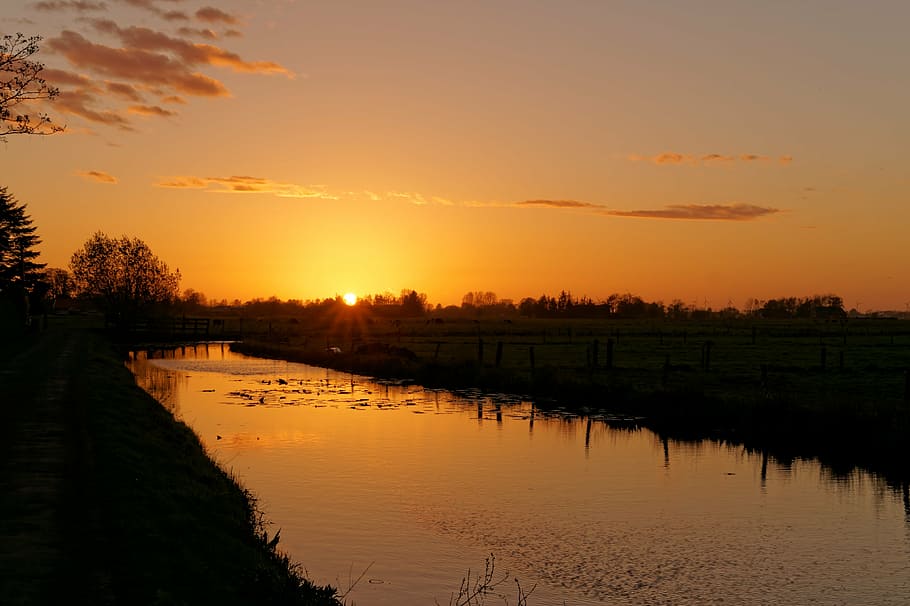 tramonto, fiume, cielo serale, nuvole, paesaggio, orizzonte, romantico, cielo, acqua, colore arancione, riflessione, bellezza nella natura, scenics - natura, la tranquillità, scena tranquilla, natura, lago, sole, silhouette, idilliaco, nessuno, pianta, scena non urbana, nuvola - cielo, albero, all'aperto, cielo romantico, 5K