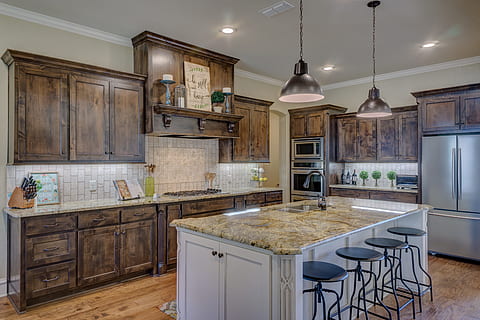 foto, Marrone, marmo, superiore, isola della cucina, bianca, di legno, base, cucina, interno, interno della cucina, design, Casa, moderno, camera, contatore, pavimento, mobilia, arredamento, contemporaneo, legna, cucinare, stufa, architettura, forno, Lavello, inossidabile, acciaio, Consiglio dei ministri, cucinando, Residenziale, cucina moderna, cucina domestica, stanza domestica, in casa, bancone della cucina, sedia, attrezzatura per l'illuminazione, interno di casa, pavimentazione, legno - materiale, nessuno, struttura costruita, lusso, apparecchio, illuminato, ricchezza, lampada elettrica, luce, 5K, CC0, dominio pubblico, privo di copyright