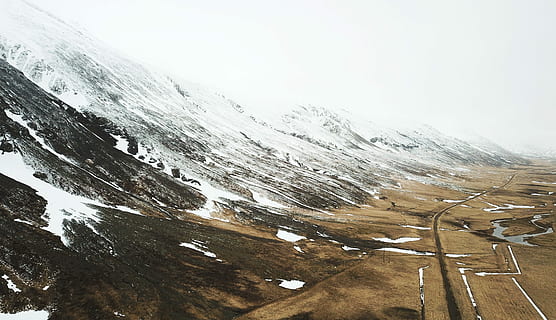 aèria, fotografia, neu, cobert, muntanyes, durant el dia, marró, camps, mavic pro, dji, drone, degradat, carretera oberta, viatjar, Islandia, akureyri, hivern, temperatura de fred, muntanya, escenics - natura, medi ambient, paisatge, bellesa a la natura, escena tranquil·la, naturalesa, cel, cap gent, tranquil·litat, dia, muntanya nevada, escena no urbana, Serra, a l'aire lliure, idíl·lic, 4K, CC0, domini públic, lliure de regalies