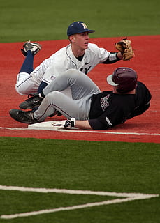Baseball, dritte Basis, Etikett, stehlen, Versuch, rutschen, abspielen, Infield, Läufer, Ball, Feld, Sport, männlich, Handschuh, Konzentration, Fokus, Boden, Spiel, aus, Athlet, Spieler, in voller Länge, Menschen, Wettbewerb, echte Menschen, Männer, Sportler, Tag, Lebensstile, Freizeitbeschäftigung, junger Erwachsener, Leichtathletik, Kleidung, junge Männer, Sportbekleidung, Natur, Spielfeld, Vorderansicht, 1080P, CC0, gemeinfrei, lizenzfrei