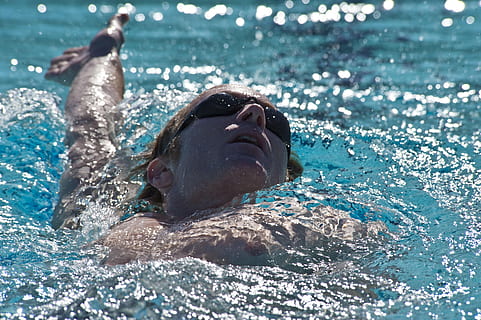 svømmer, rygcrawl, pool, konkurrence, atlet, slag, beskyttelsesbriller, han-, ansigt, vand, svømmepøl, svømning, munden åben, en person, hovedskud, natur, mennesker, hav, sollys, udendørs, emotion, lukkede øjne, lykke, menneskelig kropsdel, herrer, livsstil, portræt, dag, 4K, CC0, offentligt domæne, royaltyfrie