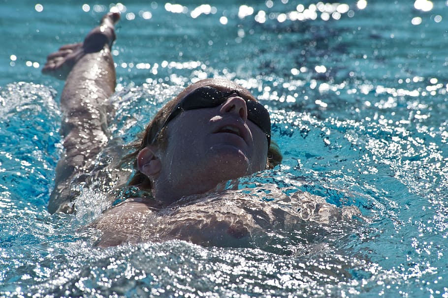 svømmer, rygcrawl, pool, konkurrence, atlet, slag, beskyttelsesbriller, han-, ansigt, vand, svømmepøl, svømning, munden åben, en person, hovedskud, natur, mennesker, hav, sollys, udendørs, emotion, lukkede øjne, lykke, menneskelig kropsdel, herrer, livsstil, portræt, dag, 4K