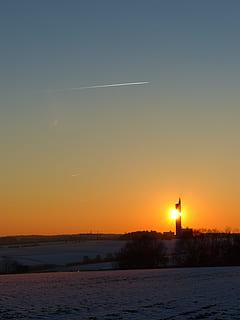 posta de sol, sol, torre, bola de foc, cel, sol, torre, avions, contrail, sitja de gra, schapfe mill, molí de farina, jungingen, ulm, alb albàdia, sitja amb gra més alt, rècord mundial, registre, premi d’arquitectura alemanya, arquitectura, edifici, sitja, memòria, temperatura de fred, silueta, mar, escenics, escenics - natura, bellesa a la natura, color taronja, naturalesa, escena tranquil·la, tranquil·litat, orientació, cap gent, aigua, núvol - cel, estructura construïda, hivern, pista de vapor, far, a l'aire lliure, 4K, CC0, domini públic, lliure de regalies