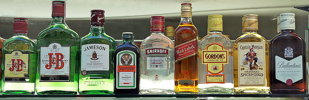 Flaschen in verschiedenen Farben stehen, Prämie, Getränke, Auswahl, Bar, einstellen, Whiskey, Wodka, Gin, Flasche, Container, große gruppe von gegenständen, keine Leute, Essen und Trinken, in einer Reihe, Wahl, Text, Variation, Anordnung, Glas - Material, Alkohol, Kommunikation, Erfrischung, drinnen, Getränk, Stillleben, Verkauf, Auftrag, Etikette, Bartheke, 4K, CC0, gemeinfrei, lizenzfrei