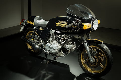 vehicle, technology, luxury, windshield, bike, chrome, design, engine, exhibition, headlight, headlights, machine, modern, motorbike, motorcycle, pavement, public show, shiny, style, transportation system, wheels, transportation, mode of transportation, helmet, land vehicle, sports helmet, stationary, biker, headwear, motorcycle racing, motorsport, metal, riding, black color, reflection, indoors, close-up, crash helmet, black background, tire, wheel, 4K, CC0, public domain, royalty free