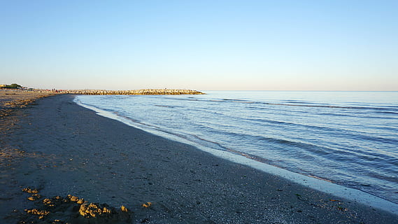 platja, sol, sorra, mar, posta de sol, romàntic, estiu, humor, cel, Costa, cel de la nit, festa, aigua, Sol ponent, llum de fons, romanç, crepuscle, cel clar, escenics - natura, terra, naturalesa, bellesa a la natura, còpia espai, tranquil·litat, escena tranquil·la, cap gent, blau, horitzó, horitzó sobre l’aigua, dia, a l'aire lliure, medi ambient, 5K, CC0, domini públic, lliure de regalies