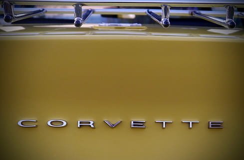 corvette, oldtimer, auto, historisk, kjøretøy, gul, klassiker, c3, gammel, innendørs, ingen folk, nærbilde, side ved side, veggbyggingsfunksjon, arkitektur, belysningsutstyr, metall, bakgrunn, bygget struktur, full ramme, bord, mønster, gjentakelse, design, på rad, belyst, tekst, ordning, 4K, CC0, offentlig domene, opphavsrett gratis