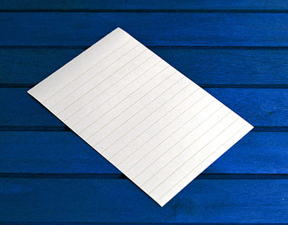 vuoto, bianca, foderato, carta, blu, superficie, pubblicalo, gli appunti, Messaggio, inviare, promemoria, foglio, etichetta, elenco, Avviso, adesivo, bloc notes, memoria, tampone, ricorda, Stazionario, colore, Colore bianco, nessuno, in casa, sfondi, avvicinamento, copia spazio, strutturato, vista dall'alto, tavolo, singolo oggetto, semplicità, natura morta, legno - materiale, forma, comunicazione, pagina, sfondo blu, 2K, CC0, dominio pubblico, privo di copyright
