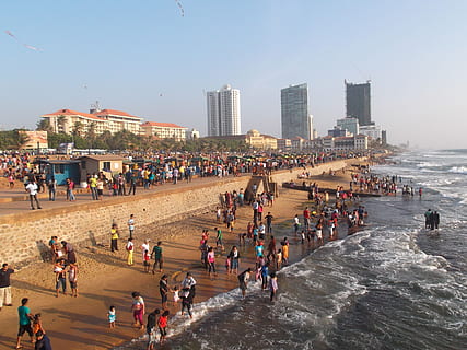 mennesker, kyst, bygninger, dagtimerne, Colombo, sri lanka, strand, stor gruppe mennesker, rejsemål, hav, dag, udendørs, menneskemængde, arkitektur, gruppe af mennesker, vand, bygning udvendig, bygget struktur, rigtige mennesker, by, natur, jord, himmel, herrer, fritidsaktivitet, livsstil, Kvinder, ferie, kontorbygning udvendig, skyskraber, 4K, CC0, offentligt domæne, royaltyfrie