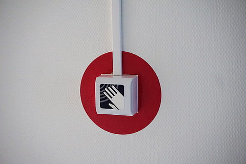 allarme antincendio, sicurezza, fuoco, allarme, rosso, Pericolo, protezione, sospeso, avvicinamento, cartello, comunicazione, nessuno, guida, caratteristica della parete, segnale di pericolo, forma geometrica, cerchio, incidenti e disastri, informazione, forma, in casa, simbolo, rappresentazione umana, 5K, CC0, dominio pubblico, privo di copyright
