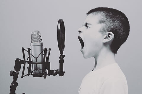 ragazzo, cantando, microfono, filtro pop, foto in scala di grigi, davanti, microfono a condensatore, urlare, bambino, cantare, grido, studio, persona, bianco e nero, musica, sfondo bianco, monocromatico, forte, dispositivo di input, girato in studio, in casa, ritratto, colpo alla testa, una persona, cultura artistica e intrattenimento, prestazione, cantante, giovani uomini, vista laterale, tecnologia, giovane adulto, uomini, avvicinamento, 5K, CC0, dominio pubblico, privo di copyright