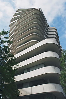 blanco, hormigón, alto, edificio, árbol, arquitectura, exterior del edificio, estructura construida, moderno, escena urbana, ventana, al aire libre, edificio de oficinas, apartamento, cielo, vista de ángulo bajo, nube - cielo, nadie, día, naturaleza, planta, modelo, ciudad, edificio de oficinas exterior, torre, oficina, altura maxima, rascacielos, 4K, CC0, dominio público, libre de derechos