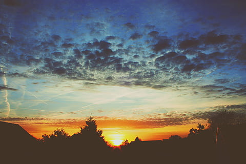 dunkle Wolken, Dämmerung, Abend, Landschaft, Licht, Natur, draußen, szenisch, Silhouette, Himmel, Sommer-, Sonne, Sonnenlicht, Sonnenaufgang, Sonnenuntergang, Reise, Bäume, wolke - himmel, Schönheit in der Natur, Baum, Szenen - Natur, Pflanze, Ruhe, ruhige Szene, orange Farbe, keine Leute, Dramatischer Himmel, Flachwinkelansicht, idyllisch, Umgebung, Nicht-städtische Szene, 4K, CC0, gemeinfrei, lizenzfrei