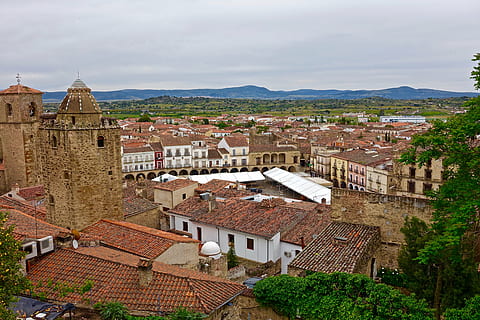 trujillo, Hiszpania, dachy, płytki, czerwony, śródziemnomorski, wioska, domy, na zewnątrz budynku, zbudowana struktura, architektura, budynek, dzielnica mieszkaniowa, Miasto, dach, wysoki kąt widzenia, Natura, niebo, dom, drzewo, zatłoczony, dzień, Góra, chmura - niebo, roślina, na dworze, pejzaż miejski, dachówka, 5K, CC0, domena publiczna, darmowe zdjęcia
