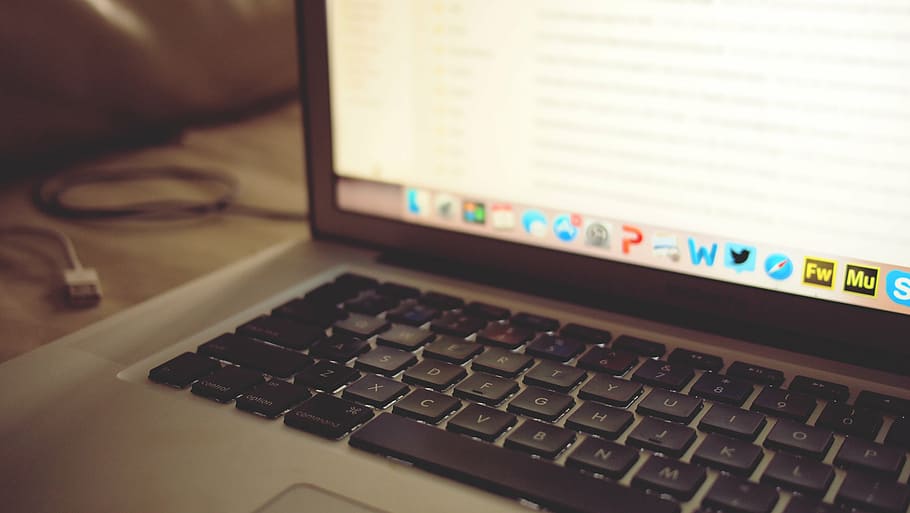 MacBook Pro, MacBook, pro, mostrant, Google, correu electrònic, portàtil, ordinador, teclat, tecnologia, negocis, treball, oficina, escriptori, comunicació, teclat d’ordinador, tecnologia sense fils, connexió, a l'interior, clau d’ordinador, Internet, equips informàtics, xarxa d’ordinadors, dades, primer pla, negoci corporatiu, cap gent, portabilitat, Finances, monitor d’ordinador, comunicacions globals, oficina a casa, 2K