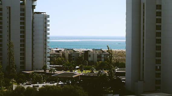 Stadtfoto, Tageszeit, Stadt, Foto, Tag, Zeit, gebaute Struktur, Architektur und Gebäude, die Architektur, Gebäudehülle, Reiseorte, Meer, keine Leute, Stadtbild, Wasser, Himmel, Gebäude, Horizont, Natur, Horizont über Wasser, klarer Himmel, Pflanze, Sonnenlicht, Wohngegend, draußen, Fenster, Bürogebäude außen, Wolkenkratzer, modern, Wohnung, Luxus, 4K, CC0, gemeinfrei, lizenzfrei