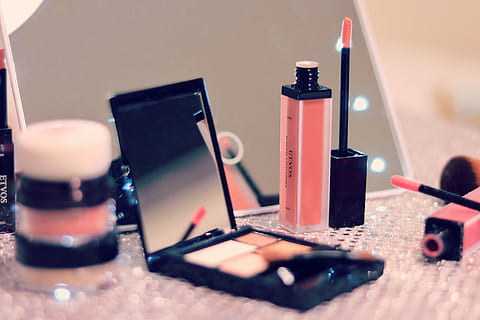 tilt-shift objektivfotografering, kosmetiske, Produkter, tilt-shift objektiv, fotografering, kosmetiske produkter, skønhedsprodukt, øjenskygge, makeup, tæt på, make-up børste, mode, trådløs teknologi, teknologi, indendørs, ingen mennesker, dag, bord, læbestift, stilleben, lys, gruppe af objekter, skønhed, neglelak, valg, søm, selektiv fokusering, medium gruppe af objekter, rødme - make-up, 1080P, CC0, offentligt domæne, royaltyfrie