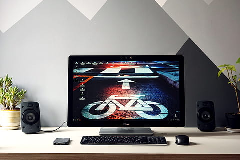 vastaanotto, Internet, yhteys, pöytä, tietokone, laite, elektroniikka, laitteet, sisällä, näppäimistö, moderni, monitori, kannettava, kuvaruutu, kaiuttimet, tekniikka, puhelin, kosketus, langaton, tietokonelaitteisto, tietokoneen näyttö, viestintä, tietokoneen näppäimistö, ei ihmisiä, Pöytätietokone, langaton tekniikka, televisio, kasvi, huonekalut, teksti, laitteen näyttö, litteä näyttö, 5K, CC0, public domain, rojaltivapaa