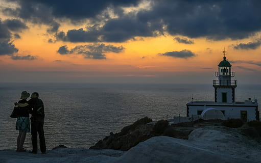santorini, far, apus de soare, Grecia, insulă, mare, Mediterana, cer, vară, călătorie, în aer liber, concediu de odihna, turism, ocean, greacă, Akrotiri, peisaj, Reper, litoral, ionian, plajă, peisaj marin, stâncă, Egeea, vacanţă, turist, arhitectură, construită, iarnă, temperatura rece, exteriorul clădirii, nor - cer, apă, scenice - natura, natură, frumusețe în natură, bărbați, culoare portocalie, orizontul peste apă, resolidarizare, doi oameni, teren, clădire, îndrumare, cuplu - relație, 4K, CC0, domeniu public, fără drepturi de autor