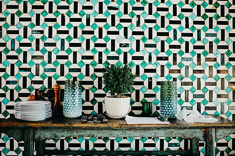 plante på bordet, hvid, keramisk, blomster vase, Brun, træ-, bord, flise, mønster, væg, indre, buffet, potteplante, ingen mennesker, stor gruppe af objekter, dag, natur, udendørs, træ - materiale, plante, murbygningsfunktion, vækst, valg, side om side, overflod, stilleben, variation, beholder, 2K, CC0, offentligt domæne, royaltyfrie