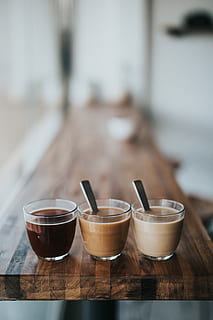 Makrofotografie, drei, sortiert, Flüssigkeiten, selektiv, fokus fotografie, klar, Tassen, Kaffee, Tasse, Cafe, Löffel, Glas, Tabelle, Küche, Gruppe, braun, Holz, Punkt fünf, Filter, tropfen, Kaffeebohne, Kaffeesüchtiger, Kaffeeliebhaber, Kaffee-Typ, Café, Essen und Trinken, Getränk, Holz - Material, Erfrischung, Haushaltsausstattung, keine Leute, Trinkglas, Fokus auf den Vordergrund, drinnen, Nahansicht, Frische, Küchenutensilien, Stillleben, Kaffee trinken, selektiver Fokus, Lebensmittel, Tag, Tablett, Geschirr, 5K, CC0, gemeinfrei, lizenzfrei