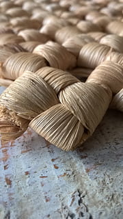 masa, placemat, a stabilit, vas de coastă, mânca, băutură, acoperă masa, paie, nod, interconectate, dantură, a tine impreuna, reînnoit de la, colţ, margine, artă și sculptură, în interior, fir, natură moartă, nici o persoana, textil, a închide, ambarcațiune, lână, model, material, texturată, creativitate, selectiv, să se concentreze asupra primelor elemente, țesut, bobina, minge de lână, industrie, 2K, CC0, domeniu public, fără drepturi de autor