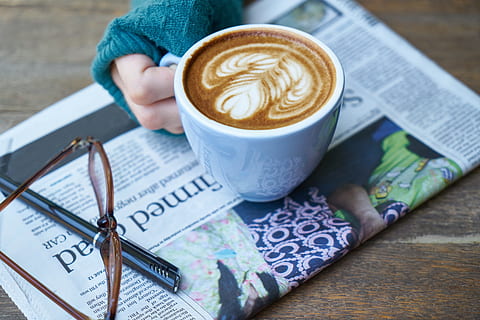 persona, celebració, blanc, ceràmica, tassa, cappuccino, cafè, periòdic, llegir, prendre notes, nota, treballar, esmorzar, bolígraf, el, macro, escriure, literatura, bon dia, ploma estilogràfica, foto de menjar, menjar, pàgina, blau, paper, quadern, el treball, mans, fresc, espresso, tassa de cafè, cafeteria, ulleres, nutrició, cafeïna, latte, al matí, marró, cafè - beguda, beure, menjar i beguda, refresc, una persona, taula, beguda calenta, beguda espumosa, a l'interior, vaixella, estils de vida, publicació, llibre, plat, mà, motiu floral, 5K, CC0, domini públic, lliure de regalies