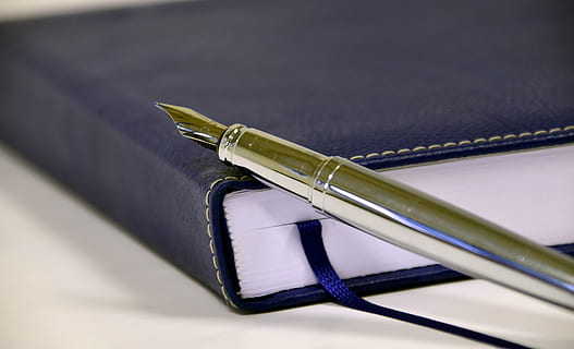 ploma de plata, superior, negre, cuir, cobert, llibre, quadern, sortir, notes, Escriu a sota, diari, fulletó, paper, entrar, buit, pàgines de llibres, nota, farcit, ploma estilogràfica, calendari de llibres, blau, oficina, aprendre, estudiar, tancat, quadern tancat, cap gent, primer pla, nib, a l'interior, dia, bolígraf, instrument d’escriptura, bloc de notes, dos objectes, negocis, tir de l'estudi, natura morta, vista d’angle alt, subministrament d’oficina, enfocament selectiu, organitzador personal, publicació, luxe, color plata, accessori personal, 5K, CC0, domini públic, lliure de regalies