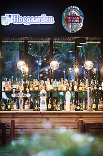 pub, udkast, pilsner, belyst, tekst, nat, belysningsudstyr, glas - materiale, gennemsigtig, bar - drikke etablissement, vestlige script, forretning, meddelelse, ingen mennesker, restaurant, gade, by, detail, mad og drikke, bar tæller, skilt, udendørs, 4K, CC0, offentligt domæne, royaltyfrie