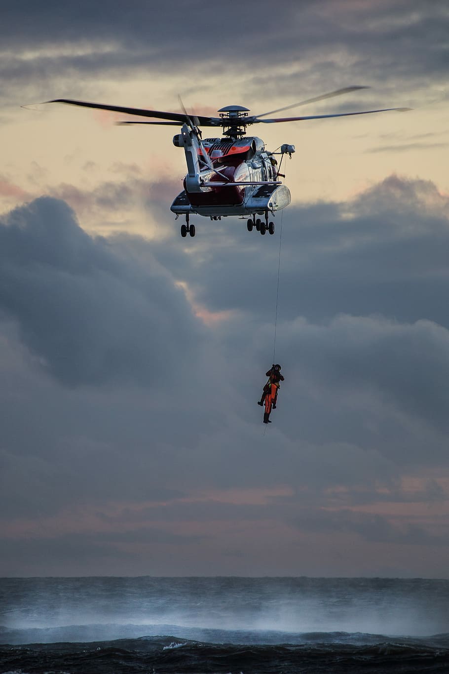 rescat, helicòpter, dinas dinlle, aigua, foto, persona, penjant, helicòpter de rescat, durant el dia, chopper, operació, operació d’entrenament, equips de rescat, cel, núvol - cel, mar, a l'aire, naturalesa, volant, transport, persones reals, gent, manera de transport, bellesa a la natura, aventura, horitzó sobre l’aigua, moviment, dia, joia, activitat d'oci, a l'aire lliure, 4K