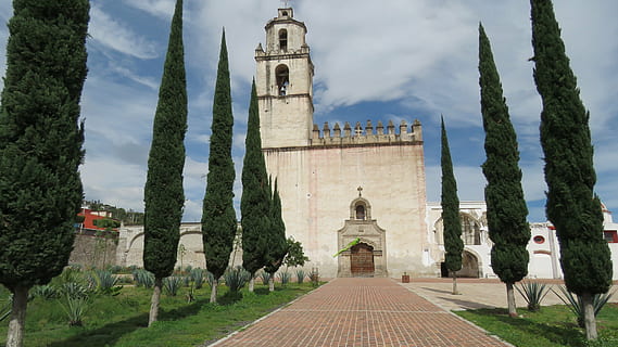 tlacotepec, klasztor, atrium, kościół, architektura, religia, znane miejsce, Europa, chrześcijaństwo, katedra, zbudowana struktura, miejsce kultu, drzewo, duchowość, na zewnątrz budynku, wiara, budynek, historia, przeszłość, cele podróży, niebo, roślina, Natura, statua, sztuki i rzemiosła, chmura - niebo, żadnych ludzi, 4K, CC0, domena publiczna, darmowe zdjęcia