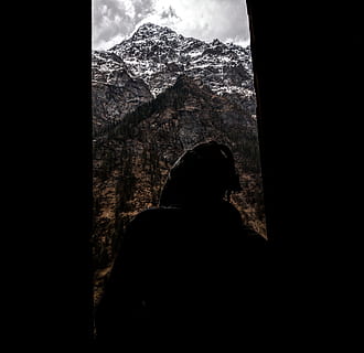montagna, coperto, buio, cielo, Marrone, bianca, stanza con vista, Guarda, picco, vertice, porta, uomini, natura, persone, all'aperto, silhouette, finestra, retrovisore, una persona, adulto, persone reali, stili di vita, attività di svago, architettura, struttura costruita, in casa, giorno, in piedi, analizzare, cercare, guardare, donne, 2K, CC0, dominio pubblico, privo di copyright