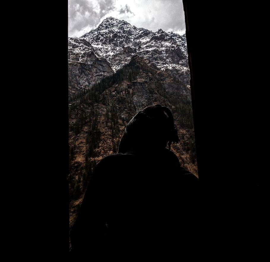 montagna, coperto, buio, cielo, Marrone, bianca, stanza con vista, Guarda, picco, vertice, porta, uomini, natura, persone, all'aperto, silhouette, finestra, retrovisore, una persona, adulto, persone reali, stili di vita, attività di svago, architettura, struttura costruita, in casa, giorno, in piedi, analizzare, cercare, guardare, donne, 2K