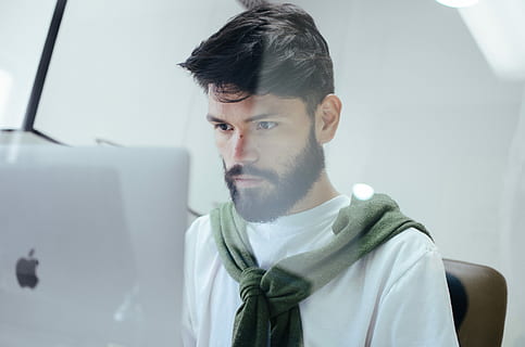 hombre, frente a, macbook, Pro, vistiendo, blanco, Cuello redondo, parte superior, barba, tecnología, computadora, pull-over, cara, retrato, trabajo, sincero, trabajando, masculino, negocio, empresario, Mac, manzana, vaso, ventana, Foco, una persona, disparo a la cabeza, adentro, adulto joven, jóvenes, mirando, hombres, ropa casual, adulto, vista frontal, vello facial, interior de la casa, Pelo castaño, contemplación, sentado, rastrojo, 4K, CC0, dominio público, libre de derechos