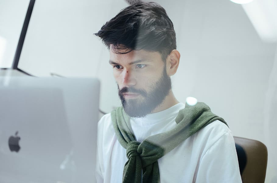 home, de cara, MacBook, pro, portar, blanc, coll rodó, superior, barba, tecnologia, ordinador, jersei, cara, retrat, treballar, sincera, treball, masculí, negocis, home de negocis, mac, poma, vidre, finestra, focu, una persona, tirada al cap, a l'interior, adult jove, home jove, mirant, homes, roba casual, adult, vista frontal, pèl facial, interior de casa, cabell castany, contemplació, assegut, rostoll, 4K