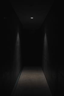 dunkel, Weg, zündete, klein, Leuchte, schwarz, Wandfarbe Raum, Nacht-, Licht, Gang, Gebäude, leeren, beleuchtet, drinnen, die Architektur, keine Leute, Lichtanlage, Abwesenheit, Wandbau - Funktion, Tunnel, der Weg nach vorn, Wand, Richtung, Bodenbelag, Keller, Angst, gebaute Struktur, gruslig, abnehmende Perspektive, Decke, Beton, Unterführung, Licht am Ende des Tunnels, 5K, CC0, gemeinfrei, lizenzfrei