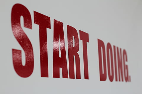 rot, Start, Text, Beschriftung, tun, Wand, Zeichen, Kommunikation, Studioaufnahme, Großbuchstabe, Nahansicht, weißer Hintergrund, westliche Schrift, keine Leute, drinnen, gestreift, in einer Reihe, Alphabet, Technologie, weiße Farbe, Brief, grauer Hintergrund, einzelnes Objekt, Wandbau - Funktion, Botschaft, 5K, CC0, gemeinfrei, lizenzfrei