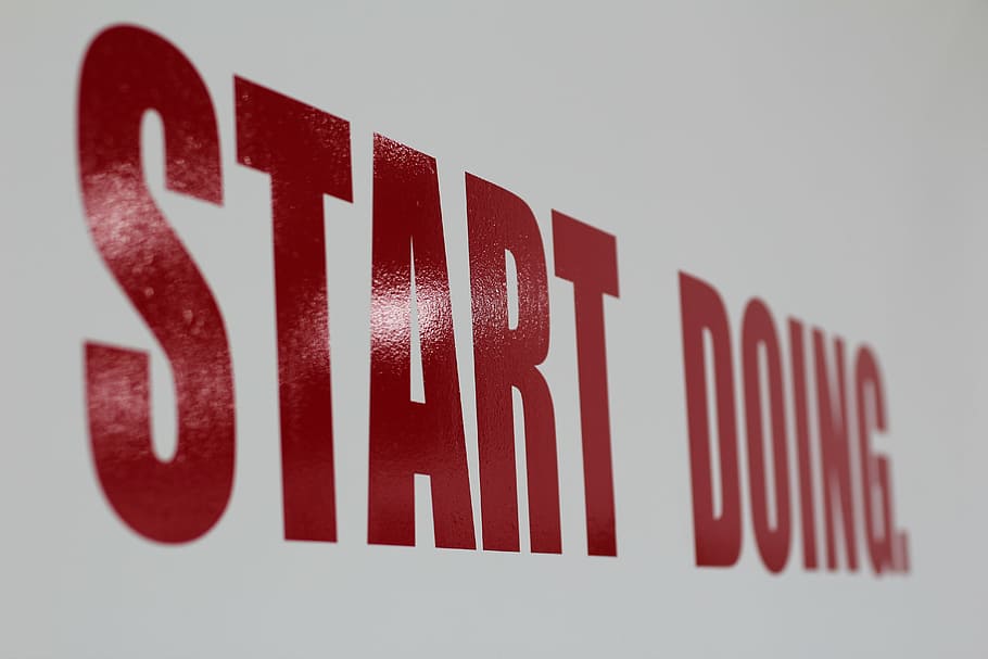 rot, Start, Text, Beschriftung, tun, Wand, Zeichen, Kommunikation, Studioaufnahme, Großbuchstabe, Nahansicht, weißer Hintergrund, westliche Schrift, keine Leute, drinnen, gestreift, in einer Reihe, Alphabet, Technologie, weiße Farbe, Brief, grauer Hintergrund, einzelnes Objekt, Wandbau - Funktion, Botschaft, 5K