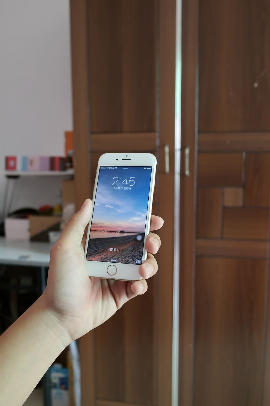 iphone6, iphone, poma, mòbil, ciència i Tecnologia, digital, mà humana, tecnologia sense fils, mà, tecnologia, comunicació, celebració, connexió, dispositiu d’informació portàtil, telèfon intel·ligent, persones reals, una persona, telèfon mòbil, pantalla, part del cos humà, estils de vida, a l'interior, centrar-se en primer pla, fotografiar, pantalla tàctil, dit, 4K
