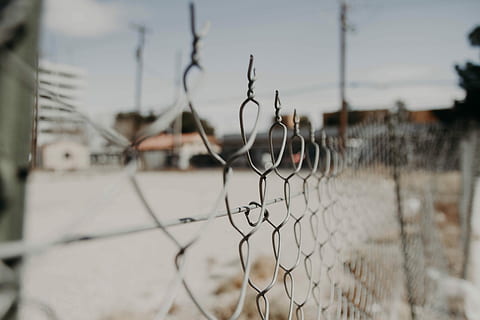 grå, kæde link hegn, cyklon wire hegn, dagtimerne, hegn, chainlink hegn, beskyttelse, bygning udvendig, sikkerhed, arkitektur, barriere, himmel, grænse, fokus på forgrunden, ingen mennesker, bygget struktur, dag, natur, pigtråd, metal, selektiv fokusering, udendørs, bygning, 5K, CC0, offentligt domæne, royaltyfrie